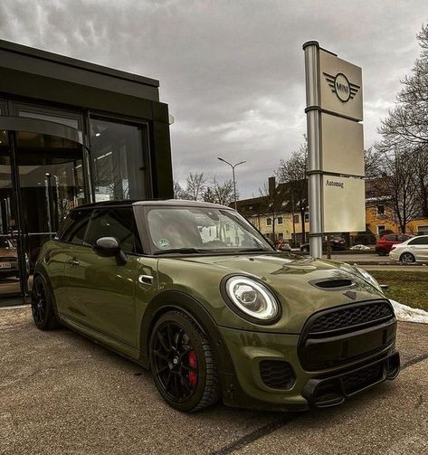 British Racing Green Mini Cooper, Mini One Car, F56 Cooper S, Mini Copper Country Man, Auto Mini, Mini Cooper Colors, Mini Cooper Electric, Mini Auto, Mini Cooper Pictures