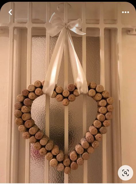 Corkscrew Crafts, Cork Wreath Diy, Creative Paper Crafts, Cork Heart, Fun Diy Ideas, Wine Cork Diy Projects, Wine Cork Crafts Christmas, Cork Diy Projects, Heart Shaped Wreath