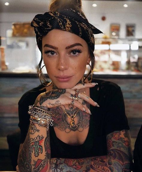 Bohemian.dream on Instagram: “Beautiful! What do you think? 😍💖🌼 @sammijefcoate . Follow us 👉 @boho.dreamers . . #positivevibes #hippiestyle #hippiegirl #naturelovers…” Woman With Tattoos, Tattoed Women, Estilo Hippy, Tattoed Girls, Bohemian Lifestyle, Estilo Boho Chic, Hippie Girl, Mode Boho, Hot Tattoos