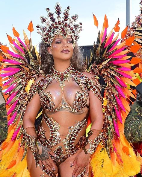 #Rihanna alert: the queen of Crop Over Festival – and Carnival style – has returned. The singer was in her native Barbados for the Kadooment Day Parade, wearing an opulent metallic bikini complete with a magnificent matching headpiece. Click the link in bio for more. Rihanna Vogue, Carnival Dancers, Rihanna News, Rihanna Looks, Teal Hair, Rihanna Fenty, Girl Celebrities, Carnival Costumes, Festival Looks