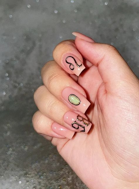 Top 10 Leo Season Nail Ideas to Channel Your Inner Lioness! Zodiac Nails Designs Leo, Leo Nails Acrylic Design, 21st Birthday Nails Leo, Leo Sign Nails, Leo Acrylic Nails Zodiac, Leo Bday Nails, Leo Themed Nails, Virgo Nails Designs Short, Birthday Nails Leo Season