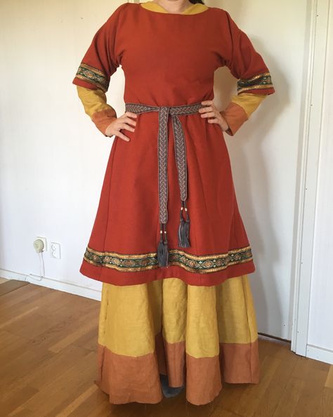 Medieval garb. Eastern Europe Slavic/Russian 12th century, loosely interpreted. #SCA #reenactment Sca Garb Women, 12th Century Fashion, 12th Century Dress, 12th Century Clothing, Medieval Dress Peasant, Medieval Dress Pattern, Slavic Clothing, Viking Garb, Sca Garb