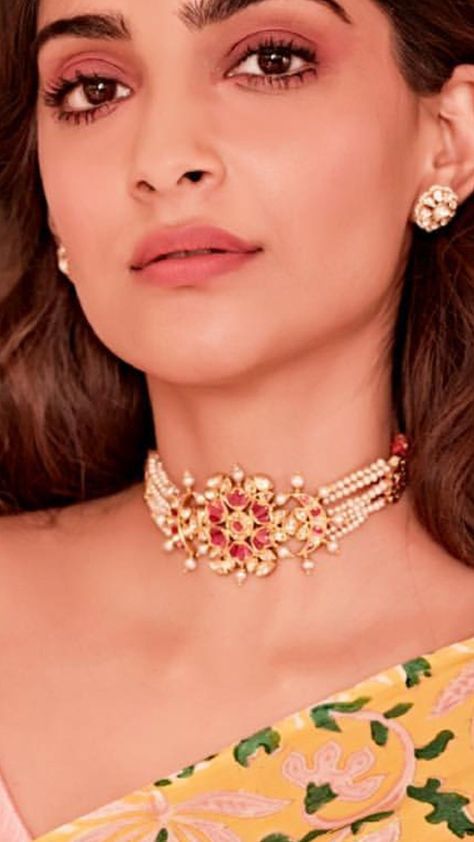 Chokers Indian, Chaandbali Kundan, Gold Earrings Designs For Wedding, Pearl Choker Necklace Indian, Emeralds Rings, Jadau Choker, Choker Necklace Indian, Earrings Chandbali, Kundan Choker Necklace