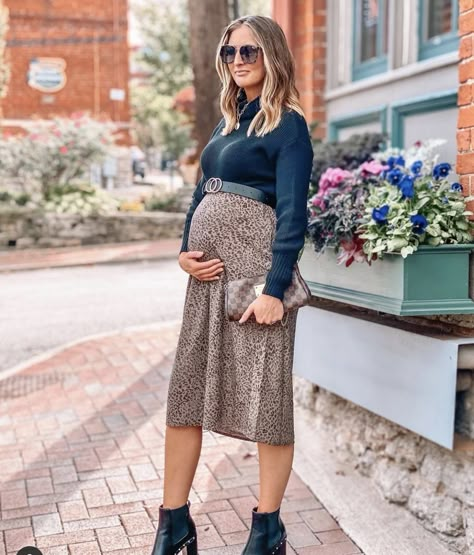 Maternity Outfits Business Casual, Professional Maternity Outfits Work, Skirt Pregnancy Outfit, Skirt Maternity Outfit, Sabbath Outfits, Pregnant Winter Outfits, Maternity Skirt Outfits, Fall And Winter Maternity Outfits, Maternity Business Casual