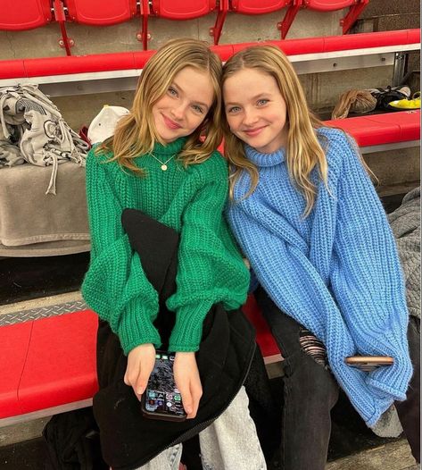 Ella Allan, Blonde Twins, Pink Hair Streaks, The Olsen Twins, Olsen Twins, Twin Outfits, Childhood Books, Future Mom, Girl Celebrities