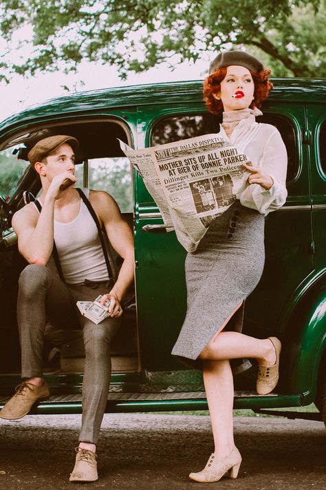 Vintage Couples Costumes, Bonnie And Clyde Halloween, Bonnie And Clyde Photos, Bonnie And Clyde Halloween Costume, Vintage Engagement Photos, Bonnie Parker, Vintage Foto's, Halloween Coustumes, Costumes Couples