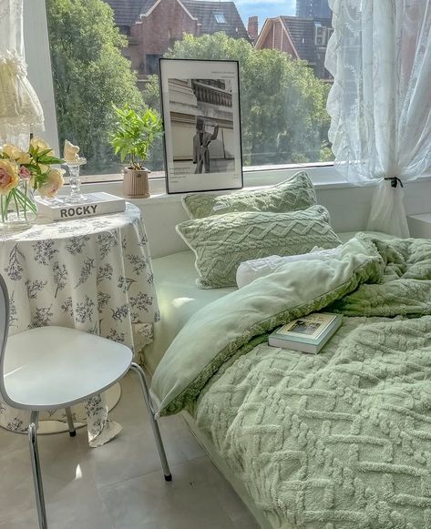 Bedroom Aesthetic Cozy, Group Aesthetic, Dorm Room Styles, Unique Bedding, Aesthetic Cozy, Dorm Ideas, Green Room, Pretty Bedroom, Cute Bedroom Decor