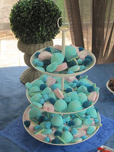 vraiment très joli,ce plateau de bonbon bleu Blue Candy Bars, Muslin Blouse, Blue Sweets, Blue Food, Blue Candy, Bleu Pastel, Boss Baby, Candy Bar, Favorite Color