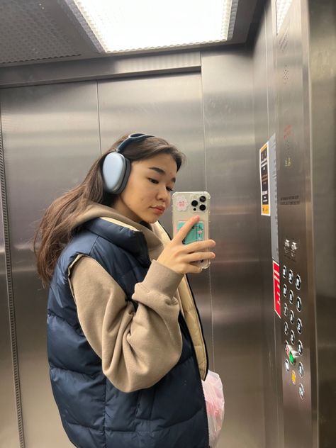 Airpod Max Sky Blue, Blue Airpod Max Outfit, Apple Airpods Max Outfit, Airpods Max Aesthetic Blue, Blue Apple Headphones, Blue Airpod Max Aesthetic, Airpod Max Blue, Airpod Max Outfit, Airpods Max Outfit