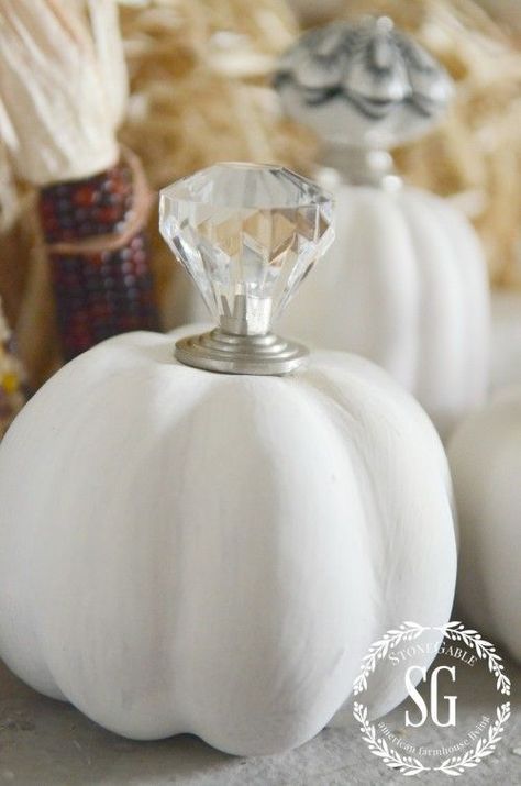 10 DIY Pumpkin Decorating Ideas Pumpkin Decorating Diy, Deco Fruit, Hallowen Ideas, Faux Pumpkins, Fall Deco, Autumn Decorating, Diy Pumpkin, Pumpkin Crafts, White Pumpkins