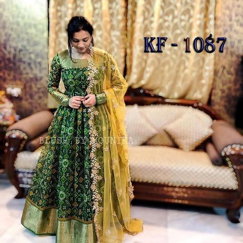 Bandhani Dress, Long Gown Design, Half Saree Designs, Long Gown Dress, Long Dress Design, Indian Gowns Dresses, Printed Gowns, Anarkali Gown, Indian Gowns