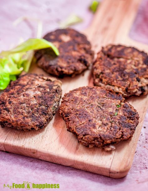 Red kidney bean veggie burgers - My Food & Happiness Vegetarian Burger Patties, Kidney Bean Burgers, Kidney Bean Recipes, Bean Sides, Veggie Burger Patties, Recipes With Kidney Beans, Veggie Burger Recipe, Vegetarian Burgers, Red Kidney Beans