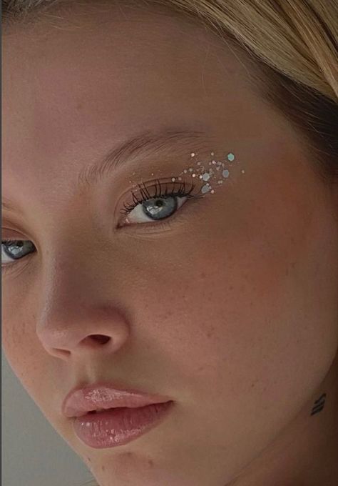 Concert Face Glitter, Disco Party Makeup Ideas, Glitter Disco Makeup, Concert Makeup Ideas Glitter, Minimalist Glitter Makeup, Nye Glitter Makeup, Lace Makeup Look, Minimal Glitter Eye Makeup, Make Up For New Years Eve