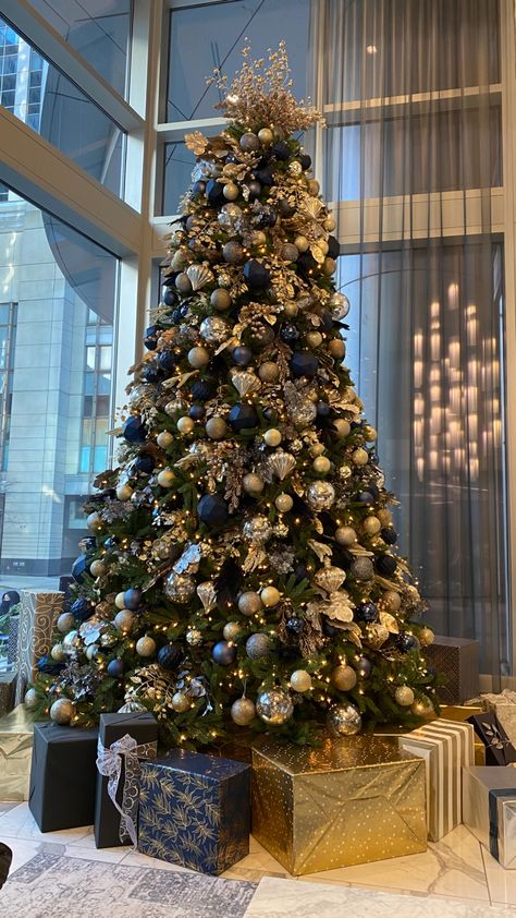 Big Christmas Tree Aesthetic, Christmas Tree Gold And Silver Ornaments, Macys Christmas Tree, Aesthic Christmas Tree, Expensive Christmas Tree, Big Christmas Tree Decoration, Big Christmas Tree Ideas, Department Store Christmas Tree, Grand Christmas Tree