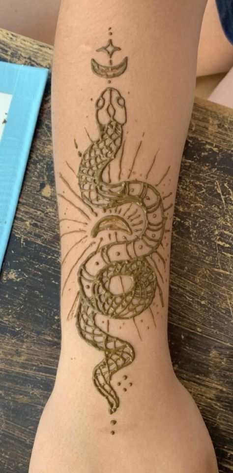 Grunge Henna Tattoo, Henna Skull Designs, Henna Designs Snake, Henna Tattoo Designs Aesthetic, Henna Designs On Leg, Spooky Henna, Snake Henna Tattoo, Henna Designs Stomach, Henna Thigh Designs