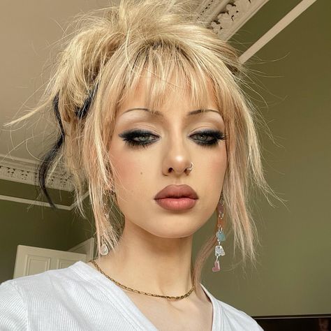 Cute Aesthetic Makeup, Eve Frsr, 90s Grunge Makeup, 2000s Makeup Looks, 90s Makeup Look, Blonde Hair Makeup, Show Makeup, 90s Makeup, Punk Makeup