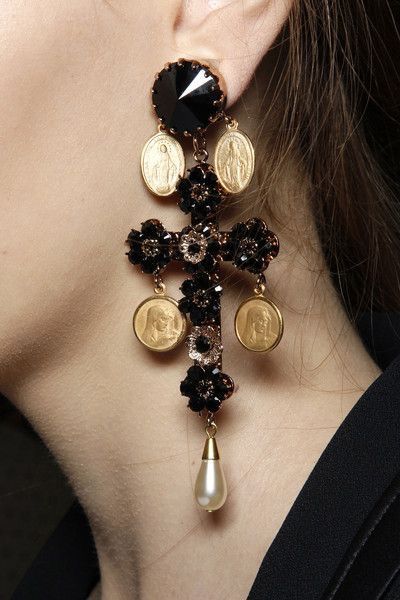 Camille Hurel, Couture Dior, Dolce And Gabbana Earrings, Runway Earrings, Pinterest Jewelry, Black Gold Jewelry, Dolce E Gabbana, Big Earrings, Chandelier Earrings