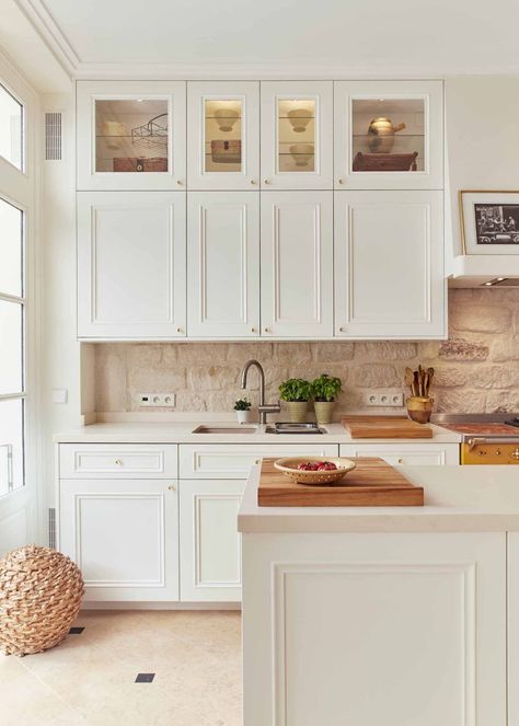 British Country Kitchen, Modern French Country Kitchen, Country Kitchen Backsplash, French Kitchen Design, French Country Kitchen Ideas, British Kitchen, Country Kitchen Ideas, French Country Kitchens, Rustic Room