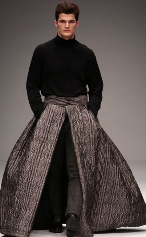 I could rock this... Men Wearing Skirts, Gender Fluid Fashion, Genderless Fashion, Funny Fashion, Weird Fashion, Androgynous Fashion, Creation Couture, London Fashion Week, Men Dress