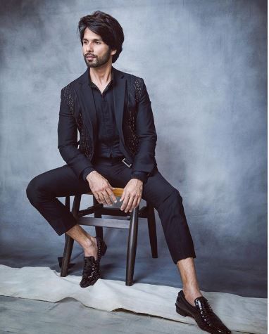 Mira Rajput, Mens Photoshoot Poses, Black Attire, Portrait Photography Men, Wedding Outfit Men, Shahid Kapoor, Men Photoshoot, Man Photography, Men Photography