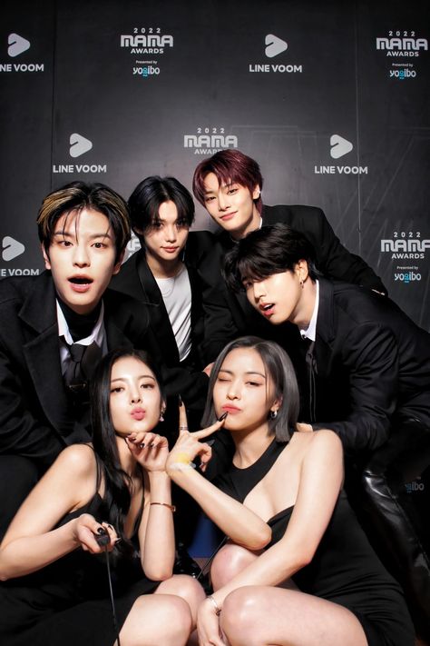 Stray Kids's Seungmin, Han, Felix, I.N and ITZY's Lia, Ryujin Lia And Seungmin, Felix And Ryujin, Itzy And Skz, Itzy And Stray Kids, Itzy Group Photo, Jyp Nation, Hyunjin And In, Zombie Disney, Diy Haircut