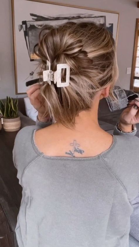 Twist Claw Clip, Bangs Cut, Twisted Bun, Hair Pics, Double Twist, Bun Tutorial, Easy Hair Updos, Clip Hairstyles, Hair Tutorials For Medium Hair