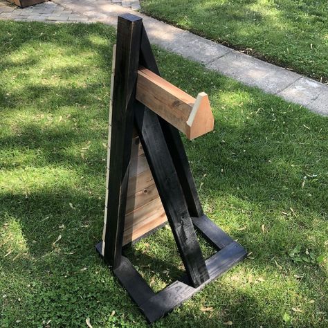 Check out this cheap and easy way to organize your outdoor space and make a hose rack for cheap. #hometalk Hose Stand, Diy Teepee Tent, Using Scrap Wood, Rustic Wood Lanterns, Quilt Ladder, Diy Cabinet Doors, Hose Hanger, Cedar Planters, Window Planters