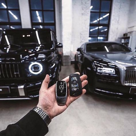 Dario Imbimbo no Instagram: “your choice: left of right? #gwagon #rollsroyce” Rolls Royce Wraith, Benz G Class, Luxurious Lifestyle, Mercedes Benz G Class, Benz G, G Class, Cute Love Couple Images, Cute Cars, Luxury Life