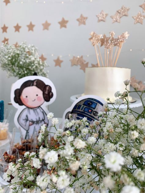 Princess Leia Decorations, Princess Leia Birthday Party Ideas, Jedi Princess Party, Girly Star Wars Party, Princess Leia Baby Shower Ideas, Star Wars Baby Shower Ideas Girl, Princess Leia Birthday Party, Princess Leia Birthday, Leia And R2d2