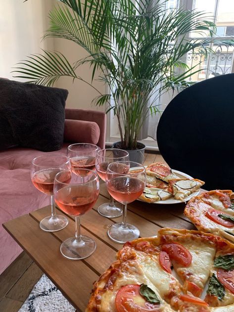 Wine And Pizza Night, Bachelorette Pizza Night, Pizza And Wine Night, Girls Wine Night Aesthetic, Pizza And Wine Aesthetic, Girls Pizza Night, Wine Night Snacks, Pizza Night Aesthetic, Wine Night Aesthetic