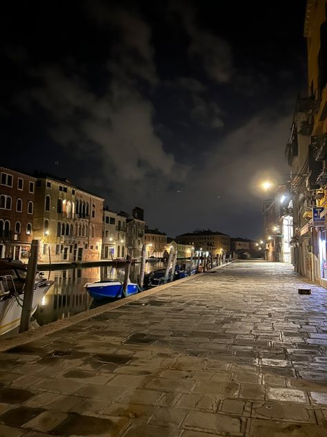 Italy Night Aesthetic, Italy Night Life, Cities Aesthetic, Venice Italy Aesthetic Night, Venice Night, Tone Ig, Streets Of Venice, Summer Things, Italy Aesthetic