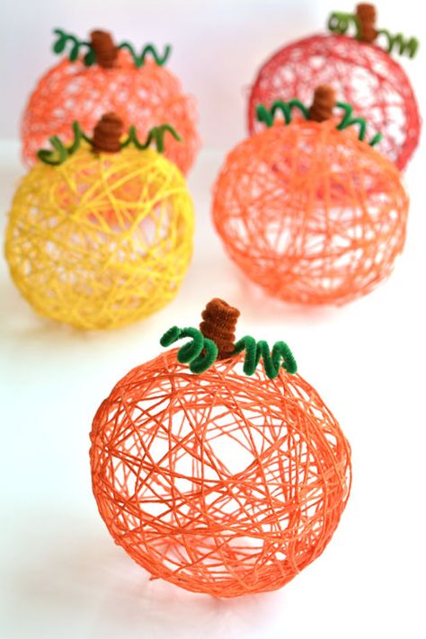 These yarn pumpkins are such a fun fall craft idea! They'd make a BEAUTIFUL centerpiece or mantle decoration, or you could even use them for Halloween! So pretty! Yarn Pumpkins, Fall Crafts For Adults, Halloween Decor Diy, Hallowen Ideas, Fall Decor Dollar Tree, Fun Fall Crafts, Diy Decoracion, Diy Halloween Decor, Easy Fall Crafts