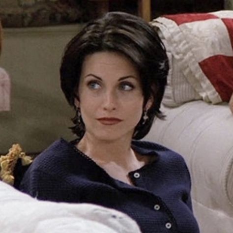 Monica Friends Hair Short, Courtney Cox Short Hair, Monica Geller Short Hair, 2000s Haircuts, Monica Geller Hair, Monica Hair, Friends Hairstyles, Short Hair Side Part, Short Hair Outfits