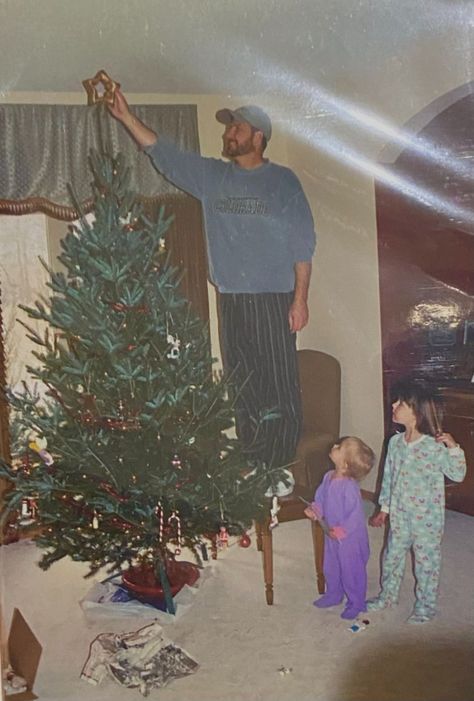 Grandma Christmas Aesthetic, Poor Christmas Aesthetic, British Nostalgia 2000s, Vintage Nostalgia Aesthetic, Christmas Early 2000s, 2010s Christmas Nostalgia, Childhood Christmas Aesthetic, 2010s Christmas, Christmas Nostalgia 2000s