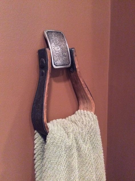 Rustic Towel Holder, Western Bathrooms, Belt Buckle Display, Cowboy Crafts, Horseshoe Crafts Projects, Belt Holder, Horseshoe Projects, Pole Barn House Plans, Horseshoe Decor