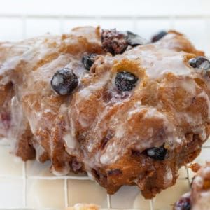 Blueberry Fritters Recipe, Blueberry Fritters, Blueberry Sweet Rolls, Fresh Blueberry Recipes, Blueberry Lemon Scones, Banana Fritters, Lemon Scones, Blueberry Coffee Cake, Fritters Recipe