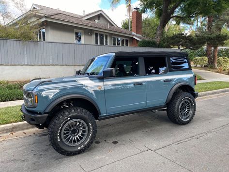 Badlands 4-Door on Maxlider 4" lift, 18" Method Wheels, BFG KO2 35's, RiderGraphix stripes | Bronco6G - 2021+ Ford Bronco & Bronco Raptor Forum, News, Blog & Owners Community 4 Door Bronco, Method Wheels, 4 Door Trucks, Bronco Badlands, Custom Ford Trucks, Broncos Colors, Bronco Raptor, Bronco Truck, New Bronco