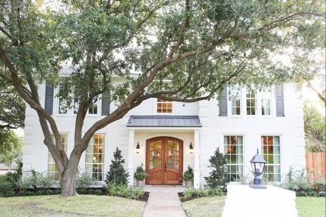 Prepare to be awe-struck by these 97 homes with major curb appeal! 🏡✨ From charming cottages to modern masterpieces, we've rounded up the most visually stunning exteriors that will make you stop and stare. Get ready to be inspired and reimagine your own home's curb appeal. Let's make a lasting impression, one beautiful facade at a time! 🌿🏘️ #CurbAppealInspiration #HomeEnvy #ExteriorGoals Angular Architecture, Stone Entryway, Diy Curb Appeal, Contemporary Craftsman, Makeover Before And After, Exterior Renovation, Exterior Makeover, Diy Outdoor Decor, Exterior Remodel