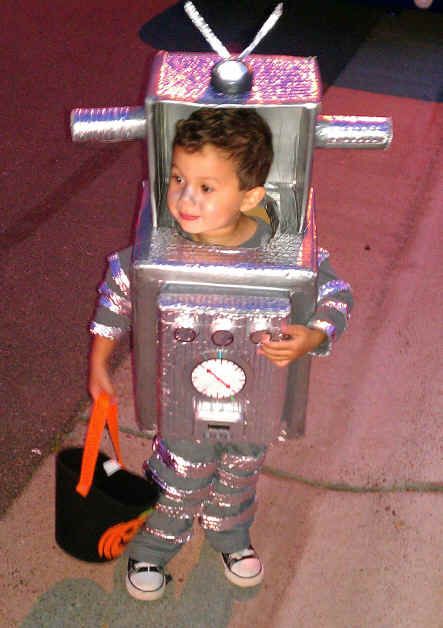 DIY Homemade Halloween Costumes for Kids at BetterBudeting: "I Am A Robot" made with cardboard boxes and duct tape! (First Place Winner!) Homemade Halloween Costumes For Kids, Robot Halloween Costume, Vampire Costume Diy, Diy Costumes Kids Boys, Pirate Costume Diy, Robot Costume, Robot Costumes, Robot Party, Diy Robot