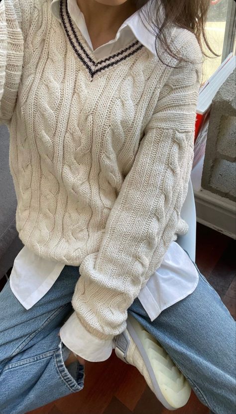 minimal fit ,cozy fit, Sweater With Collared Shirt Outfit, Journalist Aesthetic Outfit, Collar Sweater Outfit, Sweaters With Collared Shirts, Daytime Aesthetic, Saturday Outfits, Preppy College Style, Shirt Under Sweater, Winter Pullover Outfits