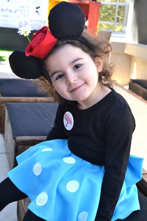 Retro Mickey and Minnie Mouse party | CatchMyParty.com Vintage Minnie Mouse Costume, Retro Minnie Mouse Party, Vintage Minnie Mouse Party, Retro Minnie Mouse, Bowtique Party, Minnie Costume, Minnie Mouse Birthday Party Ideas, Birthday Mickey Mouse, Minnie Mouse Birthday Decorations