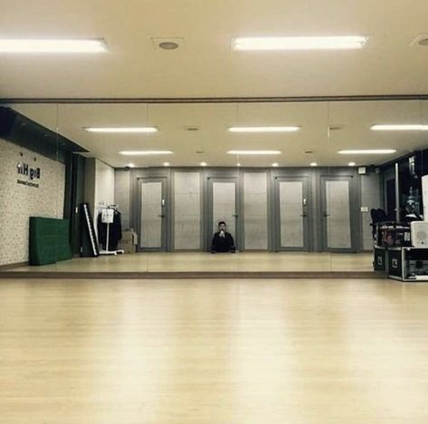 Jyp Dance Practice Room Background, Studio Dance Room Kpop, Practice Room, Futurisme Retro, Dance Rooms, Zoom Background, Bts Dance Practice, Elderly Home, H Design