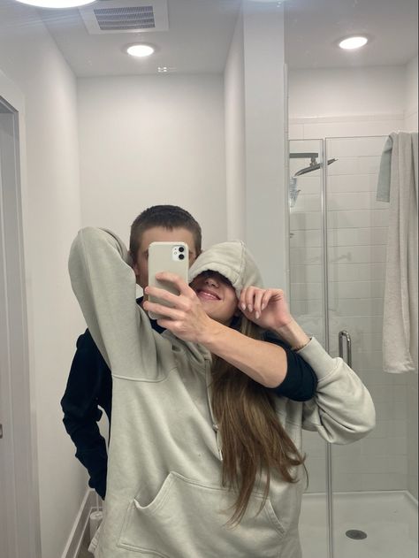 couples | couple photo | mirror selfie | bathroom selfie | boyfriend | husband | no face picture | Mirror Selfie With Boyfriend No Face, No Face Relationship Pictures, No Face Photo Ideas Couple, Photo Mirror Selfie, Selfie Boyfriend, Couple Bathroom, Selfie Bathroom, Couples Bathroom, Photo Mirror