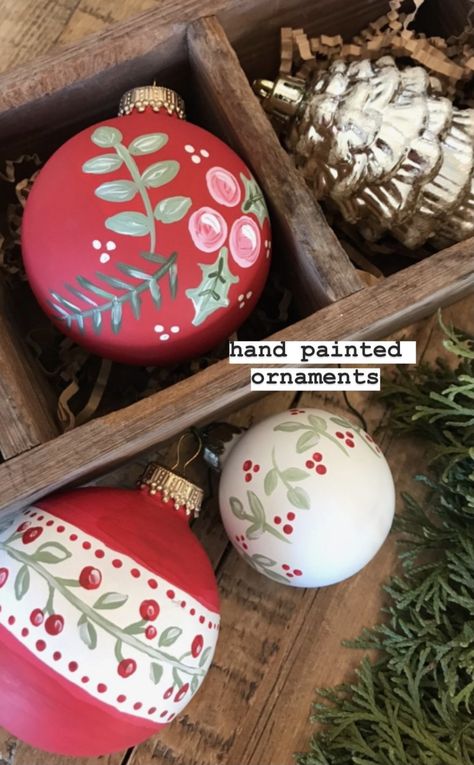 Ceramic Ornaments Diy Painted, Bauble Painting Ideas, Ornament Painting Ideas, Hand Painted Christmas Balls, Painted Christmas Balls, Christmas Ball Ornaments Diy, Ornament Painting, Christmas Decorations Sewing, Christmas Pottery