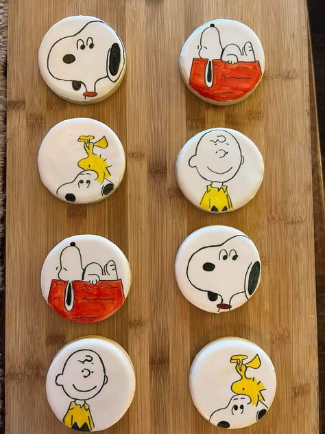 Snoopy Cookies Decorated, Snoopy Cupcakes, Snoopy Cookies, Snoopy Baby Shower, Cookie Drawing, Peanuts Party, Doll Cookies, Peanut Cookies, Snoopy Birthday