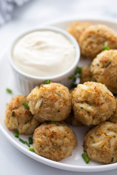 Creamy Garlic Dipping Sauce, Crab Cake Balls, Crab Balls Recipe, Crab Cake Bites, Crab Cake Appetizer, Crab Balls, Garlic Dipping Sauce, Crab Appetizer, Crab Cake Recipes