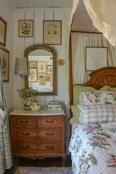 Cottage Core Inspired Room, Country Aesthetic Interior, Farm Aesthetic Bedroom, Coastal Grandma Bedroom Decor, Cottagecore Bed And Breakfast, Cottagecore Guest Room, Vintage Cottagecore Bedroom Ideas, Antique Apartment Aesthetic, Grandma Style House