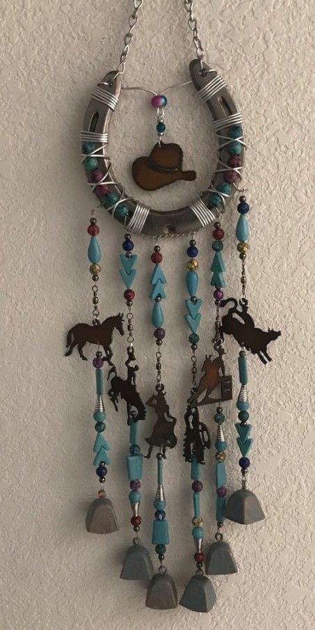 Horseshoe Gift Ideas, Diy Horse Gifts Ideas, Horseshoe Art Ideas, Horseshoe Crafts Diy, Rodeo Decor, Horseshoe Dreamcatcher, Horseshoe Ideas, Beaded Horseshoe, Horseshoe Gifts