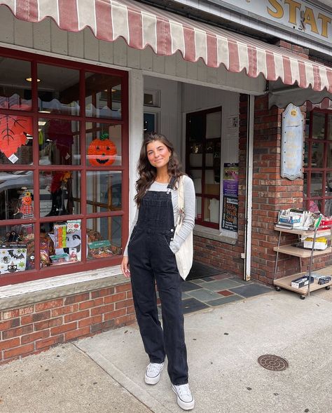 Black Denim Dress Fall, Overall Outfit Ideas Fall, Sweater Under Overalls Outfit, Black Overall Jumpsuit Outfit, Overalls In Fall, Black Overalls Fall Outfit, Overall Black Outfits, Overall Pants Outfit Fall, Black Overalls Outfit Women