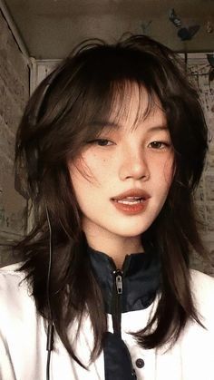 Middle Length Hair Wolfcut, Long Fox Haircut, Wolfcut Asian Hair, Mullet Haircut Woman Long, Wolfcut Hair Long With Bangs Straight, Oreo Wolfcut, Mullet Hairstyle Women Thick Hair, Wolfcut Middle Part, Wolf Cat Hairstyle